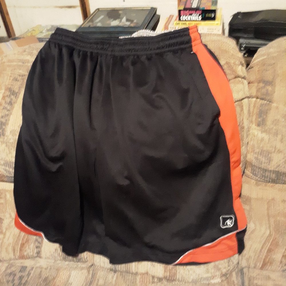 AND ONE SHORTS BASKETBALL XL BLACK WHITE & RED IN EXCELLENT CONDITION